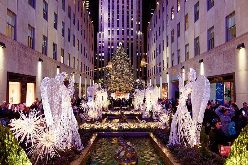 https://upload.wikimedia.org/wikipedia/commons/thumb/2/2d/Rockefeller_Center_Christmas_Tree_2016_%2831016740890%29.jpg/800px-Rockefeller_Center_Christmas_Tree_2016_%2831016740890%29.jpg